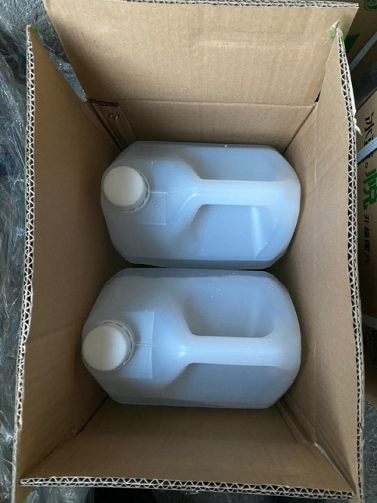 관세청이 세관 신고 없이 반입하려던 요소수 약 4톤을 적발했다고 15일 밝혔다. 관세청 제공